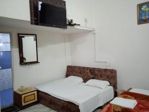 Postel nebo postele na pokoji v ubytování Hotel Swarajya Palace