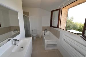 Vannituba majutusasutuses Haute Vue - Luxury Villa - Private Pool & Panoramic View