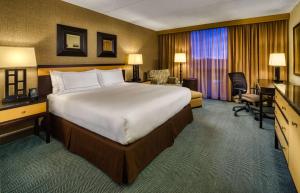 Säng eller sängar i ett rum på DoubleTree by Hilton Chicago - Arlington Heights