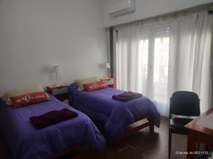 1 dormitorio con 2 camas y ventana en Buenos Aires, CABA en Buenos Aires