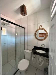 łazienka z toaletą i umywalką w obiekcie AZULIKITE w mieście Jericoacoara