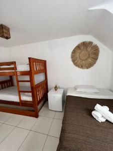 sypialnia z 2 łóżkami piętrowymi i lustrem w obiekcie AZULIKITE w mieście Jericoacoara