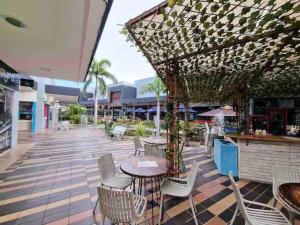 a patio with tables and chairs in a mall at Apartmento en Bello Horizonte, Santa Marta in Santa Marta