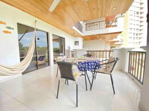 a dining room with a table and chairs on a balcony at Apartmento en Bello Horizonte, Santa Marta in Santa Marta