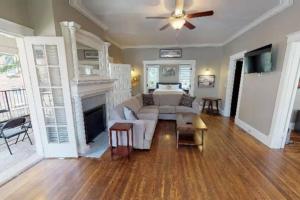 een woonkamer met een witte bank en een open haard bij Large Group Downtown Rental - Westend in Nashville