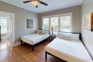 een slaapkamer met 2 bedden en een plafondventilator bij Large Group Downtown Rental - Westend in Nashville