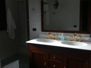 łazienka z dwiema umywalkami i dużym lustrem w obiekcie B&B del Castagneto w mieście San Marco Argentano +14 zdjęć