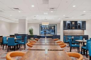 a large conference room with tables and chairs at Hilton Garden Inn New Orleans French Quarter/CBD in New Orleans