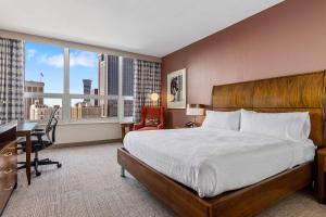 a hotel room with a bed and a desk and a window at Hilton Garden Inn New Orleans French Quarter/CBD in New Orleans +66 photos