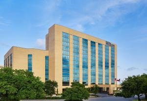 un gran edificio de oficinas con muchas ventanas en DoubleTree by Hilton San Antonio Airport en San Antonio