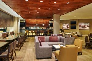 サンアントニオにあるDoubleTree by Hilton San Antonio Airportのソファとテーブルとバーのあるレストラン