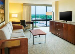 サンアントニオにあるDoubleTree by Hilton San Antonio Airportのソファと薄型テレビのあるリビングルーム