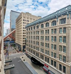 ein großes Gebäude in einer Stadt mit hohen Gebäuden in der Unterkunft Embassy Suites Louisville Downtown in Louisville