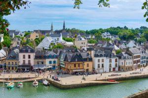 a view of a town with a river and buildings at Appartement aux Portes de St Goustan in Auray