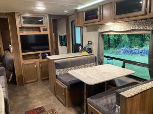 Ein Wohnmobil mit einer Küche und einem Tisch in der Unterkunft Penn State Weekender in State College