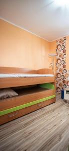 克拉列沃的住宿－Zlatni Prag - Kraljevo，一间客房内配有两张双层床的房间