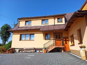Bańska NiżnaにあるBrzoskwiniowy Domのパティオ付きの家