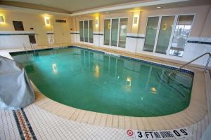 Bazén v ubytování Hilton Garden Inn Temple Medical Center nebo v jeho okolí