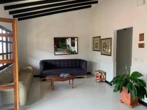 ハルディンにあるCasa linda jardínの青いソファとテーブルのあるリビングルーム
