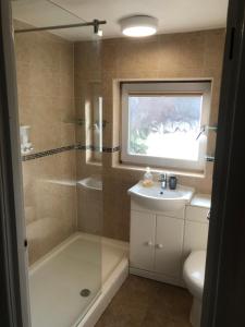a bathroom with a shower and a sink and a toilet at Bellingham house 3 bedroom home in Brumby