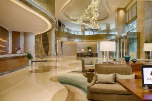 a lobby with a chandelier and a couch and chairs at DoubleTree by Hilton Hotel Xiamen - Wuyuan Bay in Xiamen