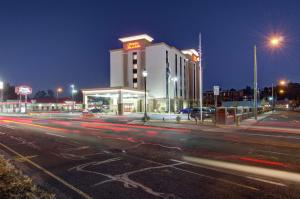 um edifício com uma placa sobre ele em uma rua da cidade em Hampton Inn & Suites Springfield Downtown em Springfield