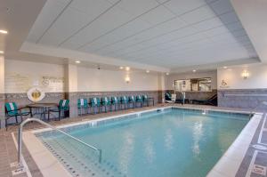 uma piscina num hotel com cadeiras e uma mesa em Hampton Inn & Suites Springfield Downtown em Springfield