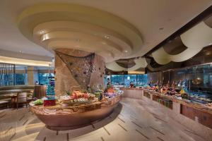 a restaurant with a buffet line in a hotel at DoubleTree by Hilton Hotel Xiamen - Wuyuan Bay in Xiamen