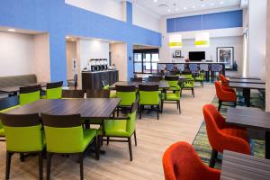 une salle à manger avec des tables et des chaises colorées dans l'établissement Chateau Fredericton, Trademark Collection by Wyndham, à Fredericton