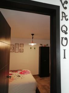 ein Schlafzimmer mit einem Bett und einer Lampe an der Wand in der Unterkunft Cuarto Yaqui - Seguridad - 10 min de Centros Comerciales y Zona Esmeralda - Empresas bienvenidas in Mexiko-Stadt