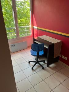 escritorio y silla en una habitación con ventana en Wilson New Home, en Saint-Denis