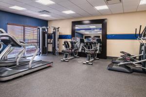 un gimnasio con equipo cardiovascular y máquinas de correr en Hampton Inn - Paragould en Paragould