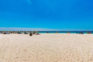 plaża z parasolami i oceanem w obiekcie Southwinds w mieście Panama City Beach