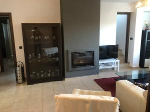 a living room with a fireplace and a tv at Casa tranquila in Teulada