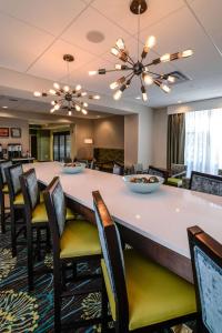 une grande salle de conférence avec une grande table et des chaises dans l'établissement Hampton Inn Brighton Mi, à Brighton