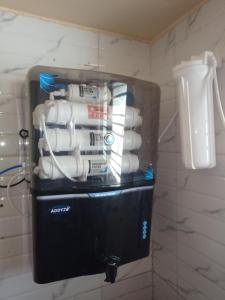 una pila de papel higiénico en un dispensador en el baño en Bangalore homestay, en Bangalore