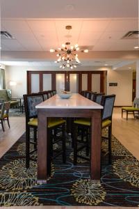 Hampton Inn Brighton Mi的休息区