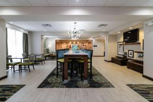 Hampton Inn Brighton Mi的电视和/或娱乐中心