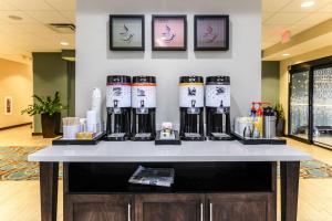 Hampton Inn Brighton Mi的咖啡和沏茶工具