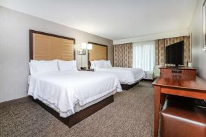 Hampton Inn Brighton Mi的电视和/或娱乐中心