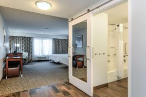 Hampton Inn Brighton Mi客房内的一张或多张床位