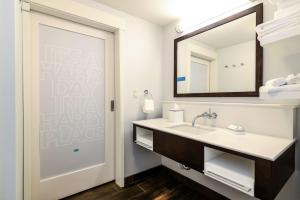 Hampton Inn Brighton Mi的一间浴室