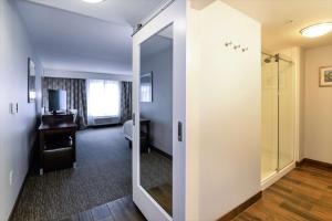 Hampton Inn Brighton Mi的电视和/或娱乐中心
