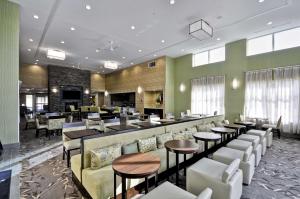un restaurante con bar, mesas y sillas en Homewood Suites By Hilton Augusta Gordon Highway en Augusta