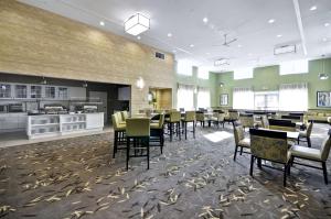 uma sala de jantar com mesas e cadeiras num restaurante em Homewood Suites By Hilton Augusta Gordon Highway em Augusta