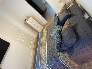 an overhead view of a bed in a room at Suite parentale avec salle de bains et toilettes privées in Genas
