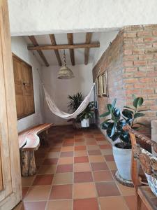 een kamer met een hangmat in het midden van een kamer bij El Secreto in Dibulla