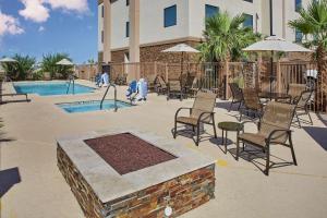un patio con sillas, una mesa y una piscina en Hampton Inn Parker, AZ, en Parker