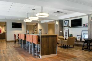 un vestíbulo con un bar con sillas y una cocina en Hampton Inn Parker, AZ, en Parker