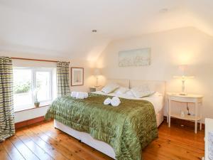 - une chambre avec un grand lit et une fenêtre dans l'établissement The Old Sweet Shop, à Melton Mowbray